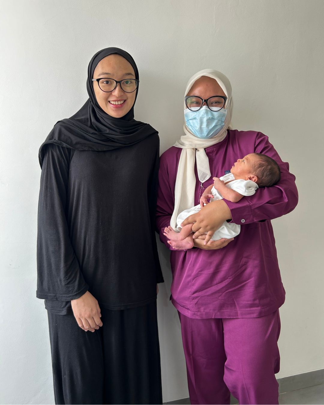 Gardenia midwife with a mother after a care session